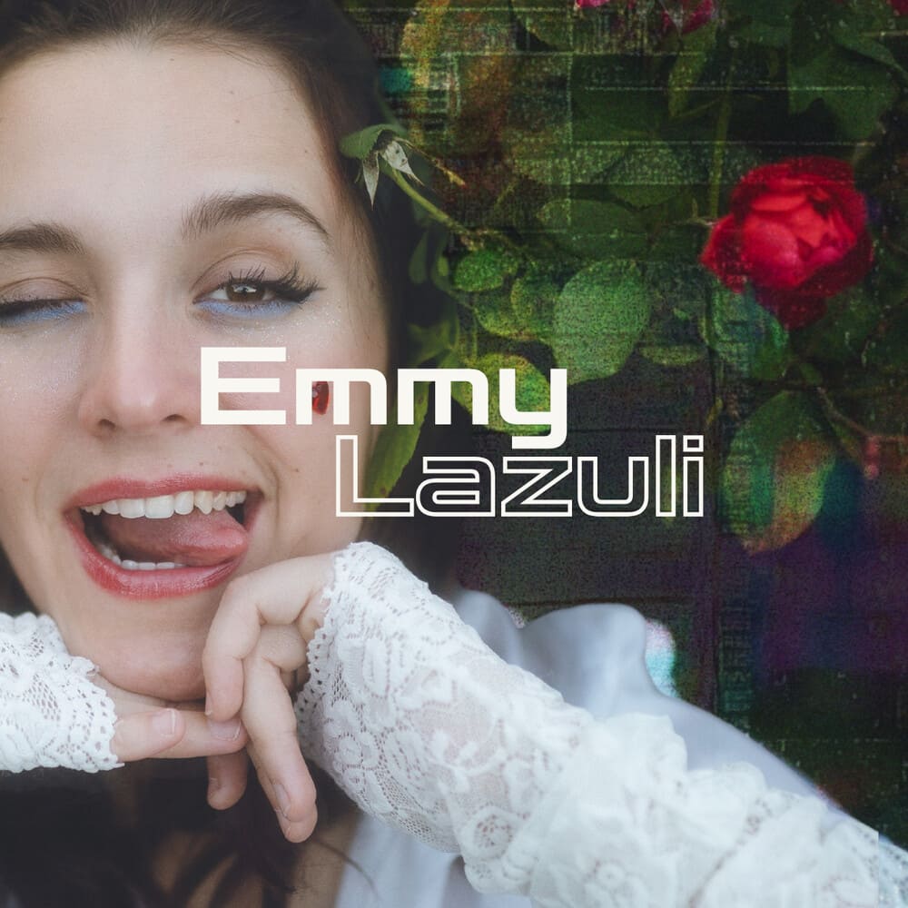 Emmy Lazuli, visuel carré au milieu d'un rosier, avec son nom en typographie